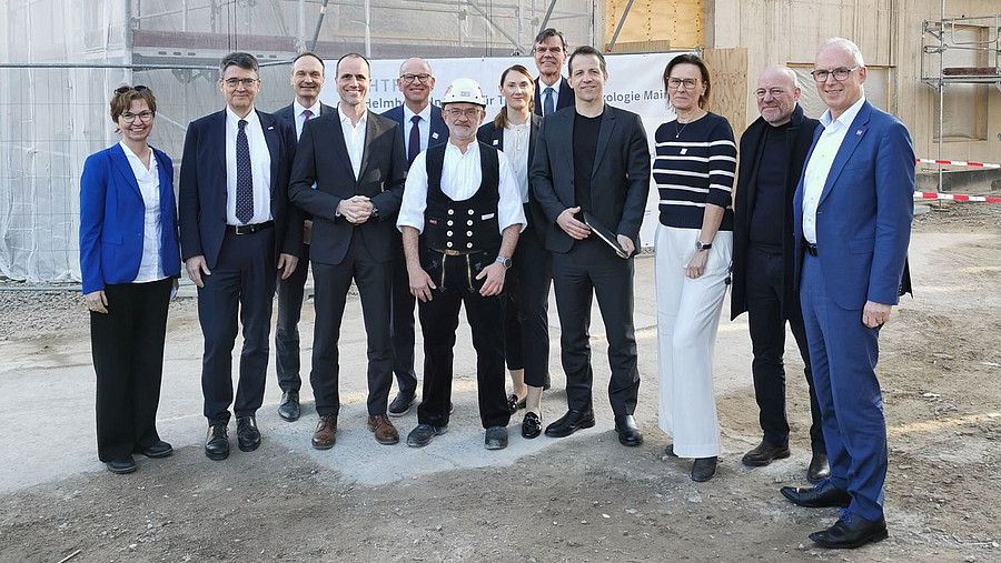 Verantwortliche beim Richtfest