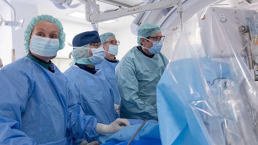 Vier Ärzt:innen beim Eingriff, eine Pulmonalklappe zu ersetzen